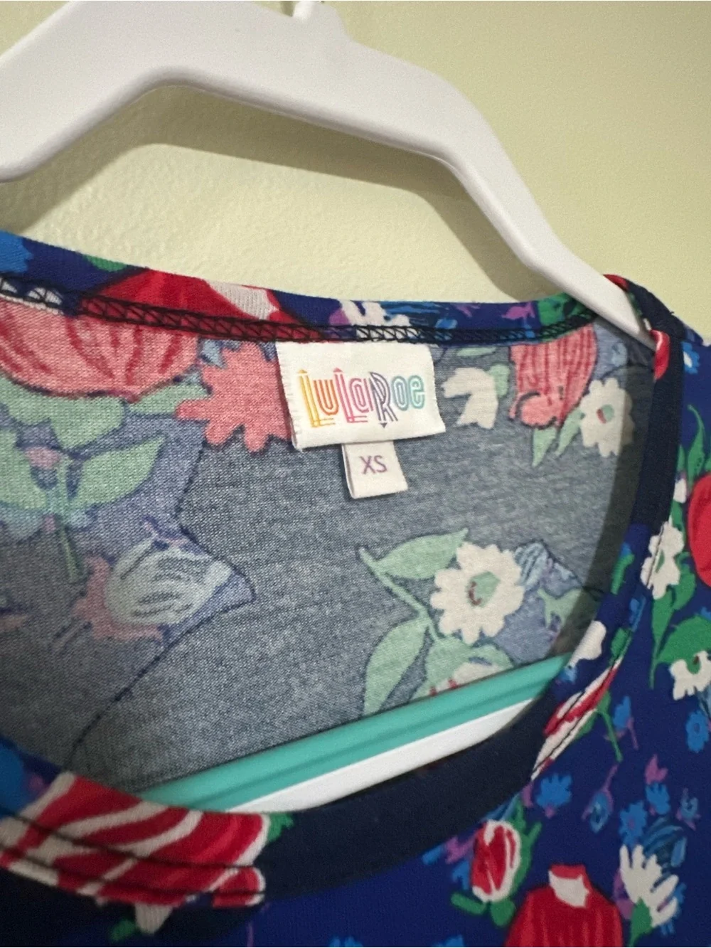 LuLaRoe size XL Navy Floral Short Sleeve Tee with Red & Blue Blooms - Picture 3 of 5